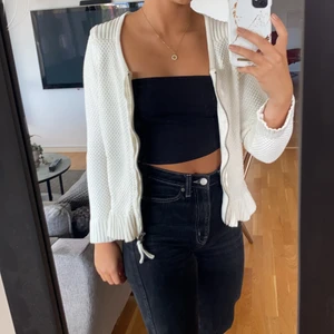 Vit kofta - Nästan oanvänd kofta från odd molly. Superfin att ha öppen men går även att stänga med dragkedja💕