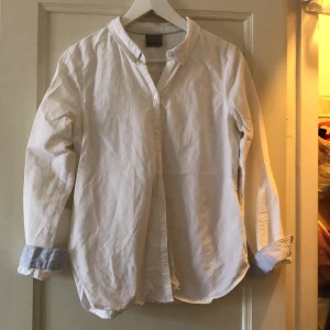 Vit skjorta Vero Moda  - Vit skjorta, måttligt använd. Inga fläckar. Inga defekter. Ljusblå detaljer i hals och krage. 