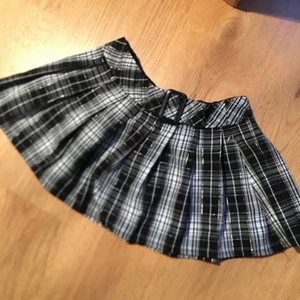 Skotskrutig mini kjol🖤🤍 - JÄTTE FIN liten fjol med fint spänne men tyvärr för lite för mig. Priset är alltid exklusive frskt