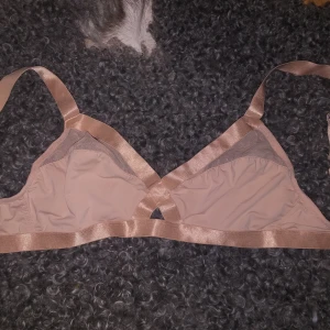 BH - Jätte skön och söt bh, passar mest storlek S-M! Frakt ingår i priset!!