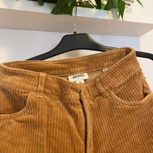 Manchester byxor - Säljer dessa Manchester byxor i storlek 40. Det är för stora för mig i midjan och för korta i byxbenen. Jag är 171 cm. Därför är det aldrig använda. Köparen står för frakt💗