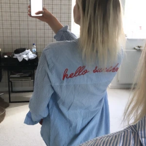 skjorta med text - Randig skjorta från bikbok med texten ”hello sunshine” på baksidan. Perfekt till stranden men även som overshirt o vanligt skjorta. Möts i norrköping eller fraktar för 49kr ❤️