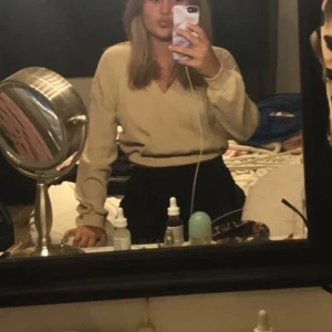 topp - topp som är beige lite ljusgul nästan, skickar bättre bilder om ni vill! 