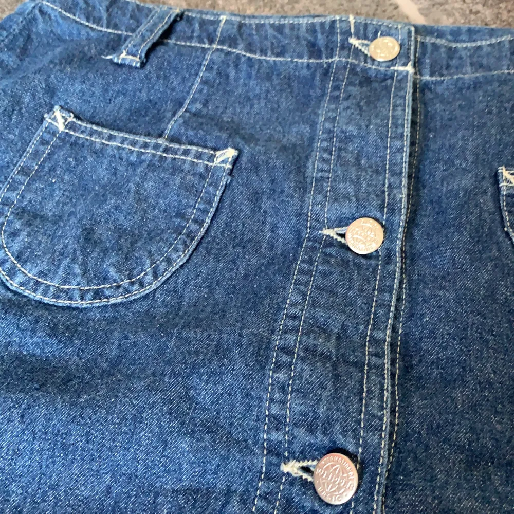 Jättesöt vintage jeanskjol som är för liten för mig 😭   Jag har S till M så den passar 100% på XS. Skjortor.