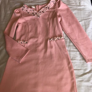 Klänning  - Sjukt fin rosa klänning ganska kort och formar sig efter din kropp. Paljetter vid halsen och fickorna men fickorna  är ej äkta. St:S Säljs pga kommer inte till användning, fläcken på klänningen är inte på utan den kommer från min kamera (köparen står för frakten):) 