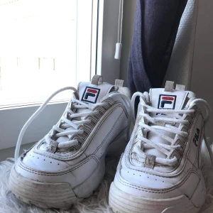 Fila skor - Fila skor. Ganska slitna men funkar. Ny tvättade och nytvättade skosnören. Köpta för 1200kr gratis och med så slitna men köparen står för frakten