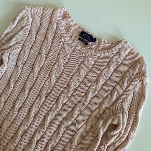 Ralph Lauren tröja  - Rosa kabelstickad tröja från Ralph Lauren. Storlek XS. Knappt använd