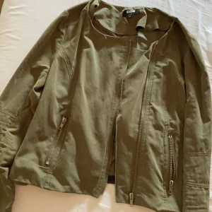 Jacka  - Super fin tunn jacka i tunn mocka, Armé grön, använd några gånger i fint skick! Strl M. Kan användas till olika tillfällen både som jacka eller under en jacka som en ”kofta” funkar till allt. 