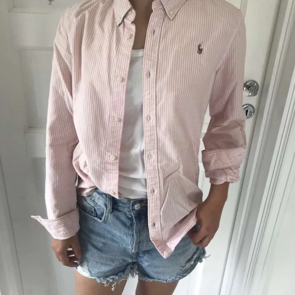 Skjorta från Ralph Lauren i storlek 16 år men passar perfekt om man är XS/S i vanliga fall. Rosa och vitrandig. Nypris ca 800 kr. Köparen står för frakten. Kontakta om du är intresserad!💞. Skjortor.