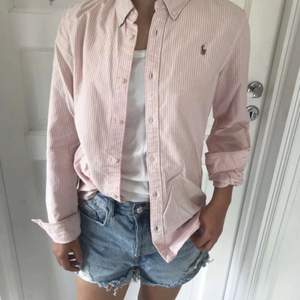 Skjorta från Ralph Lauren i storlek 16 år men passar perfekt om man är XS/S i vanliga fall. Rosa och vitrandig. Nypris ca 800 kr. Köparen står för frakten. Kontakta om du är intresserad!💞