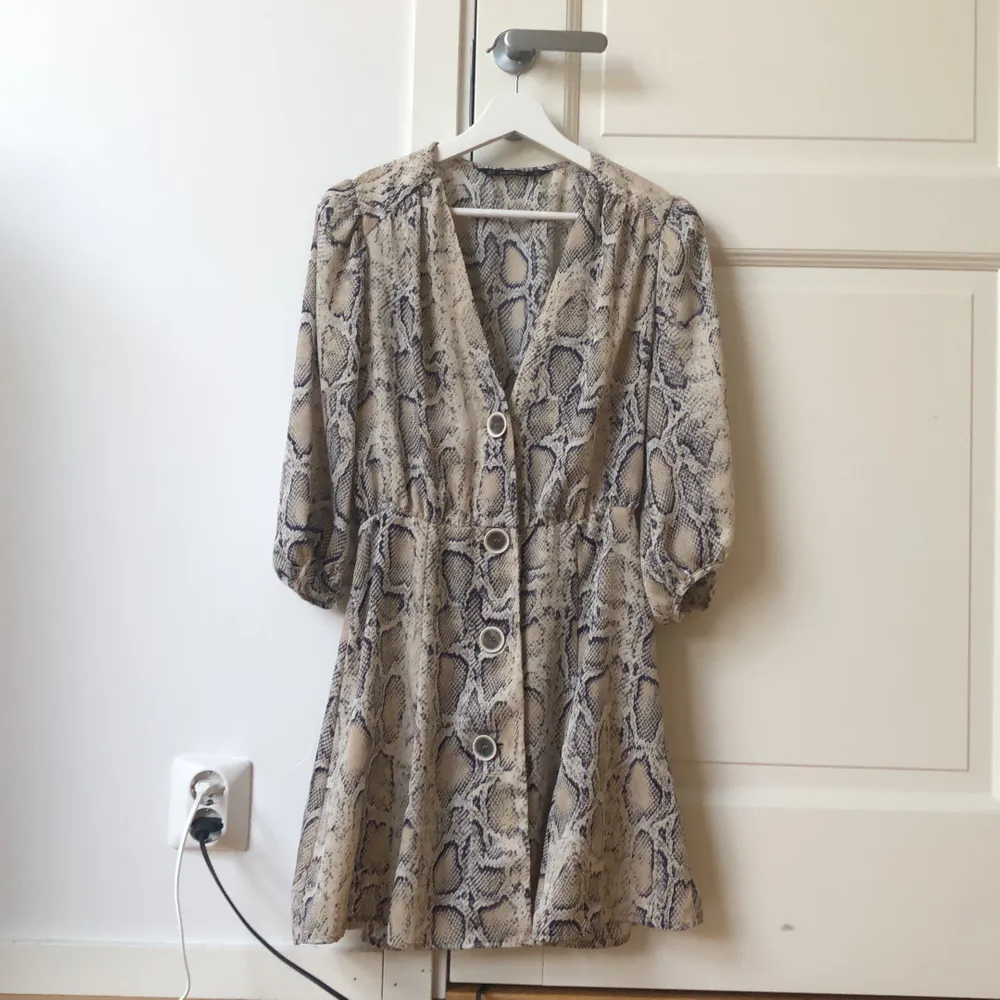Fin snakeprint klänning i sidenmaterial från Zara. Köpt i USA och använd ett fåtal gånger. Liten i storleken och pris går att diskuteras.. Klänningar.