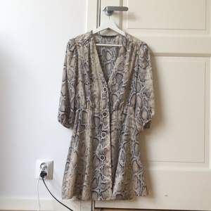 Fin snakeprint klänning i sidenmaterial från Zara. Köpt i USA och använd ett fåtal gånger. Liten i storleken och pris går att diskuteras.