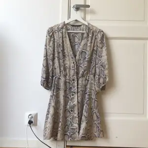 Fin snakeprint klänning i sidenmaterial från Zara. Köpt i USA och använd ett fåtal gånger. Liten i storleken och pris går att diskuteras.