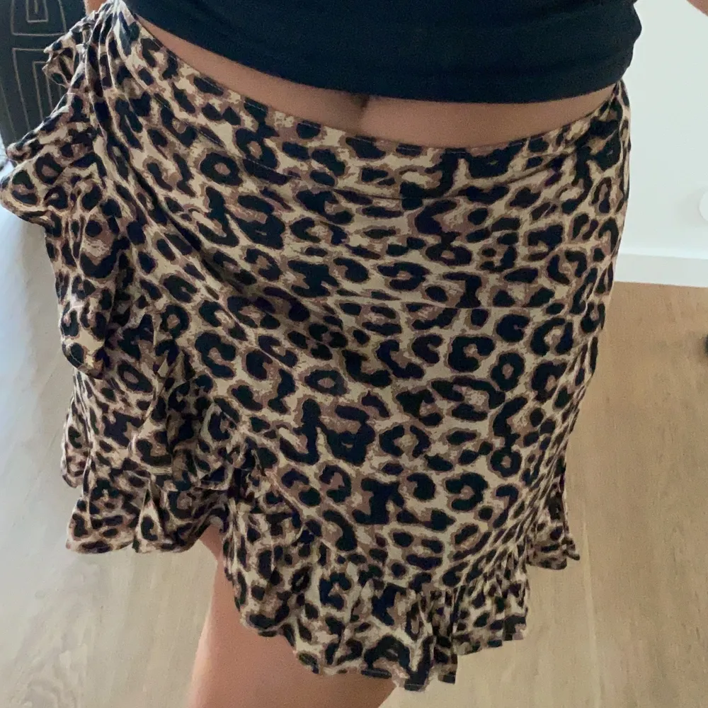 Leopard kjol i wraparound stil med knappar från The People VS. I storlek M. köpt på bali för 600kr.  200 inkl frakt. Kjolar.
