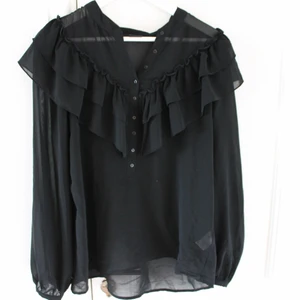Svart blus - Svart transparent blus, något sliten längst ner till höger. Köparen står för frakt 🤍