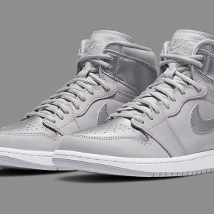 Nike Air Jordan 1 Retro High Japan - Säljer ett par Nike Air Jordan 1 Retro High CO Japan. Den kom ut nyligen och jag söker 2500kr eller högst bjudande för dessa. Storlek 43 (US 9.5) DSWT, aldrig testade eller dylikt. Vunna från SNS, digitalt kvitto finns. Fraktar eller mötes upp i Stockholm. Har ni inte marknadsvärdet i åtanke när ni budar, så avstå.