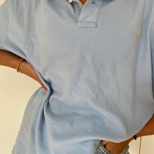 Vintage Ralph lauren oversized piké stl L - Bra skick! nästan aldrig använd mer än några fåtal gånger! Köpte den i en lite för stor storlek just för att jag ville ha den oversized. Köpt på dm retro i Göteborg för ca 350kr men säljer för 200kr INKLUSIVE frakt!