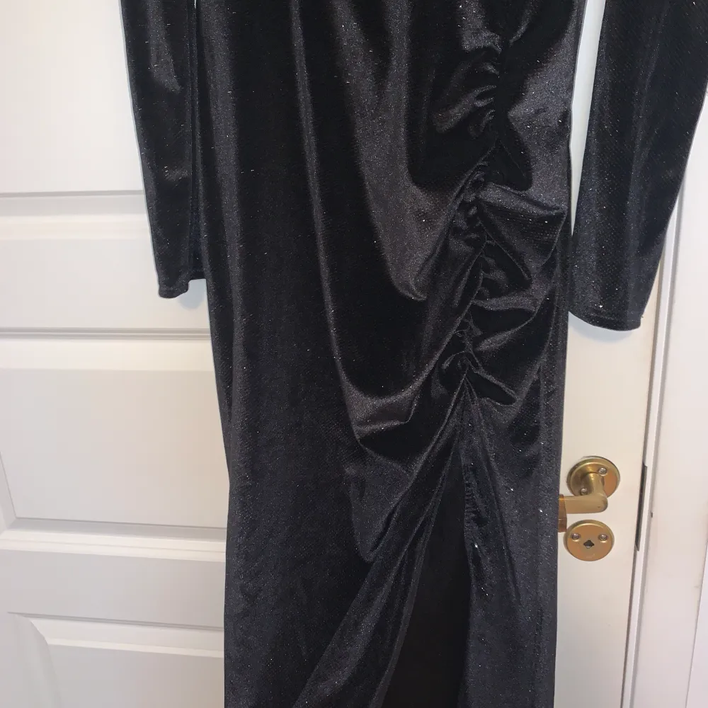 Skimrande svart långklänning med slits vid benet. Perfekt till bal/bröllop eller andra festligheter. Använd 1 gång.. Klänningar.