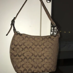 Vintage Väska - Säljer denna vintage väskan. Ganska liten storlek,men endå rymlig. Hör av er om ni vill ha fler bilder💓