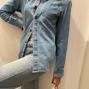 Jeansskjorta - Jeansskjorta i storlek M från pull&bear! Superbra skick och har endast använt den en gång!