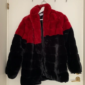Fuskpäls jacka  - Knappt använd fuskpäls jacka från NAKD -Linn Ahlborg. Stor i storleken, skulle mer säga 36