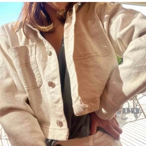 Jeansjacka från weekday - Jeansjacka i croppad modell från Weekday! Storlek M, men passar även mindre storlekar för lite mer ”oversize”. Köpt på plick, men säljer pga den inte kommer till användning (bild lånad från förra säljaren)❤️❤️