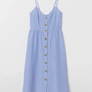 Midi-lång klänning - Supersöt klänning från H&M! Knappar hela vägen och knyt i ryggen! Frakten ligger på 49kr och betalas av köparen stjärnor ✨ 