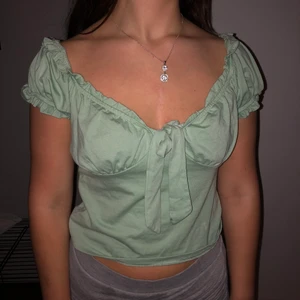 Topp  - Mintgrön topp från shein i storlek L men passar S och M oxå eftersom att den är stretchig. Knappt använd