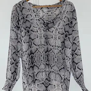 Leopard mönstrad grå / rosa / lila skjorta. Produkten är oanvänd och av storlek 36 🧚‍♀️ Riktigt fin material, inte genomsynlig, mjukt och skönt✨