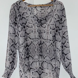 Skjorta från Nelly  - Leopard mönstrad grå / rosa / lila skjorta. Produkten är oanvänd och av storlek 36 🧚‍♀️ Riktigt fin material, inte genomsynlig, mjukt och skönt✨