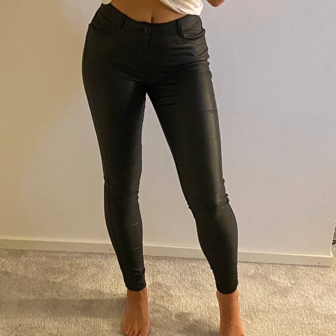 Svarta blanka jeans ifrån VILA