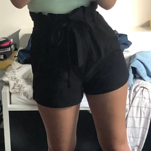 kostymshorts från bikbok - säljer mina shorts från bikbok då de helt enkelt inte kommer till användning längre. de är i väldigt bra skick då de knappt har används. säljer dem för 150kr, nypris 400kr. 
