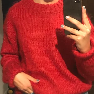 Röd stickad tröja  - Fin och skön stickad tröja från HM. Andvänd en gång. Färgen är bäst förklarad på sista bilden. (Pris+frakt)😘