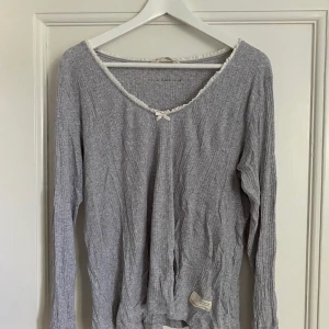 Ny Odd Molly tröja - Superfin Odd Molly tröja som tyvärr aldrig blivit använd. Jätteskönt och stretchigt material. Storlek 4 som motsvarar XL men skulle mer säga L. Skickas mot fraktkostnad. 