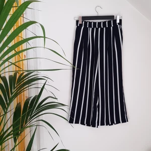 Vida byxor, Only, stl S - Vida, ankellånga, marinblå/vit-randiga byxor från Only. Resår i midjan. Stl S. Polyester/elastan. Bra skick. Frakt tillkommer.