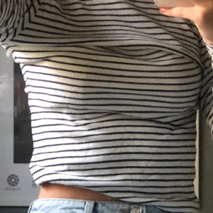 randig polo tröja - en randig polo tröja från bikbok, använd två gånger efter köp och i bra skick . storlek xs , köparn står för frakten