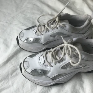 Snygga sneakers💫💫 - Supersköna och snygga sneakers från Nike✨ Köpte dem i december men är relativt lite använda. Nypris 1100! Storlek 38.5. Köparen står för frakt😊 (små slitningar på insidan)