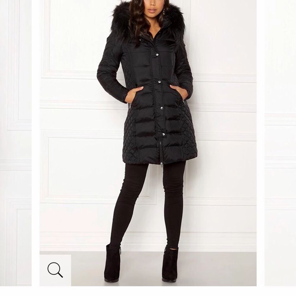 Jätte fin vinterjacka från bubbelroom med märket rock and blue, säljer pga för liten, har haft den i mindre än ett år och har jätte fint skick, ny pris va 2999kr men säljer för 1500kr eftersom jag vill bli av med den och köpa en annan vinterjacka,pris kan diskuteras, kom privat för mer bilder och info 💕. Jackor.