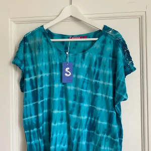 T-shirt Indiska - Jättehärlig t-shirt i nyskick från Indiska. Köpt från Sellpy men passade tyvärr inte så därför säljer jag vidare den. Storlek L. 