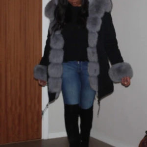 Grå Päls Jacka  - Snygg Jacka i äkta Päls, Strl M/L . Använd enstaka gånger förra vintern! Gått ner i vikt så passar inredning längre :( Nypris: 5999:- från Garoff i Solna. 