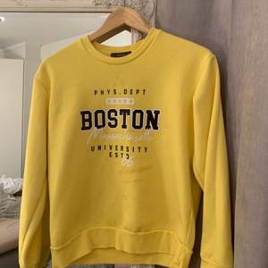 assnygg gul sweatshirt med tryck i storlek XS men passar S/M som man kan se på andra bilden🥰 frakt 59kr (Köpt på Primark i Tyskland)