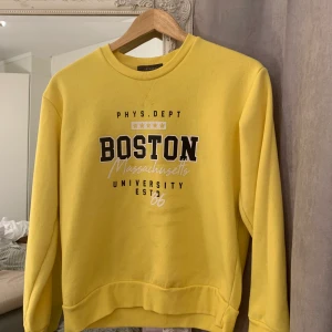 Sweatshirt - assnygg gul sweatshirt med tryck i storlek XS men passar S/M som man kan se på andra bilden🥰 frakt 59kr (Köpt på Primark i Tyskland)