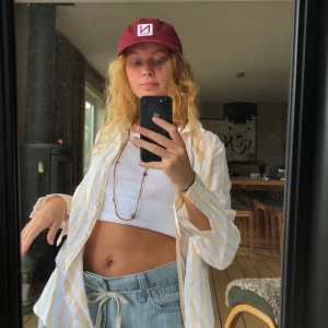 Randig skjorta - Tunn skjorta som aldrig är använd, förutom på bilden! Skitsnygg och går att styla till mycket. Frakt tillkommer!!🔆🔆