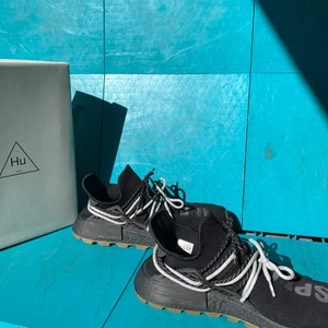 Pharrell X Adidas NMD Human race - Pharrell X Adidas NMD Human Race Gum Pack Black i storlek 45 som jag använde i en månad ett par gånger så det är ett bra skick