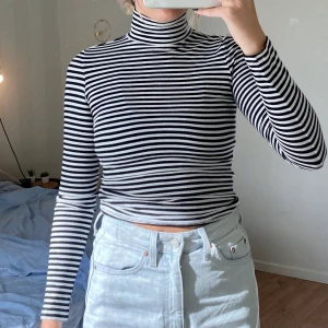 Randig turtleneck - Svart/vit randig turtleneck köpt ifrån Monki i stolen XS, men passar även större. Funkar jättebra att använda som den är eller också snygg att ha under en overaized t-shirt. Säljes för 35kr + frakt 🚚 