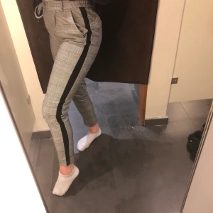 Kostymbyxor  - Rutiga kostymbyxor med bra passform. Dessutom helt perfekta i midjan:) ordinarie pris 499kr. Köparen står för frakten. Jag är 170cm lång.