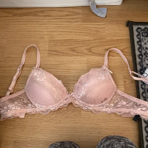 Rosa bh - En rosa bh,  Storlek 70A. (OBS, kolla gärna mina andra annonser, vill bli av med allt) 😍💕🙌🏼