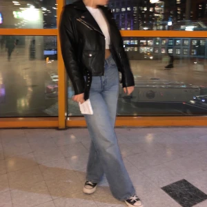 Fejk-Skinnjacka från zara - En SJUKT snygg skinnjacka i skinnimitation från zara. Superbra kvalité för att vara syntet, den känns inte plastig. Skärpet som ni ser på första bilden har jag tyvärr inte kvar så jackan kommer utan det. Storlek M så sitter oversized för er som har xs-s. 