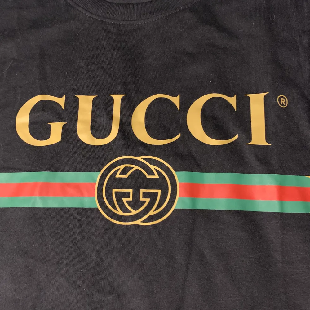 Snygg a-kopia av Gucci sitter riktigt bra och är aldrig använd⚡️. T-shirts.