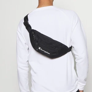 Magväska ifrån Champion, helt ny - En helt ny magväska ifrån champion, väldigt snygg och går att matcha till mycket. Frakten ingår i priset🤗🤩☺️